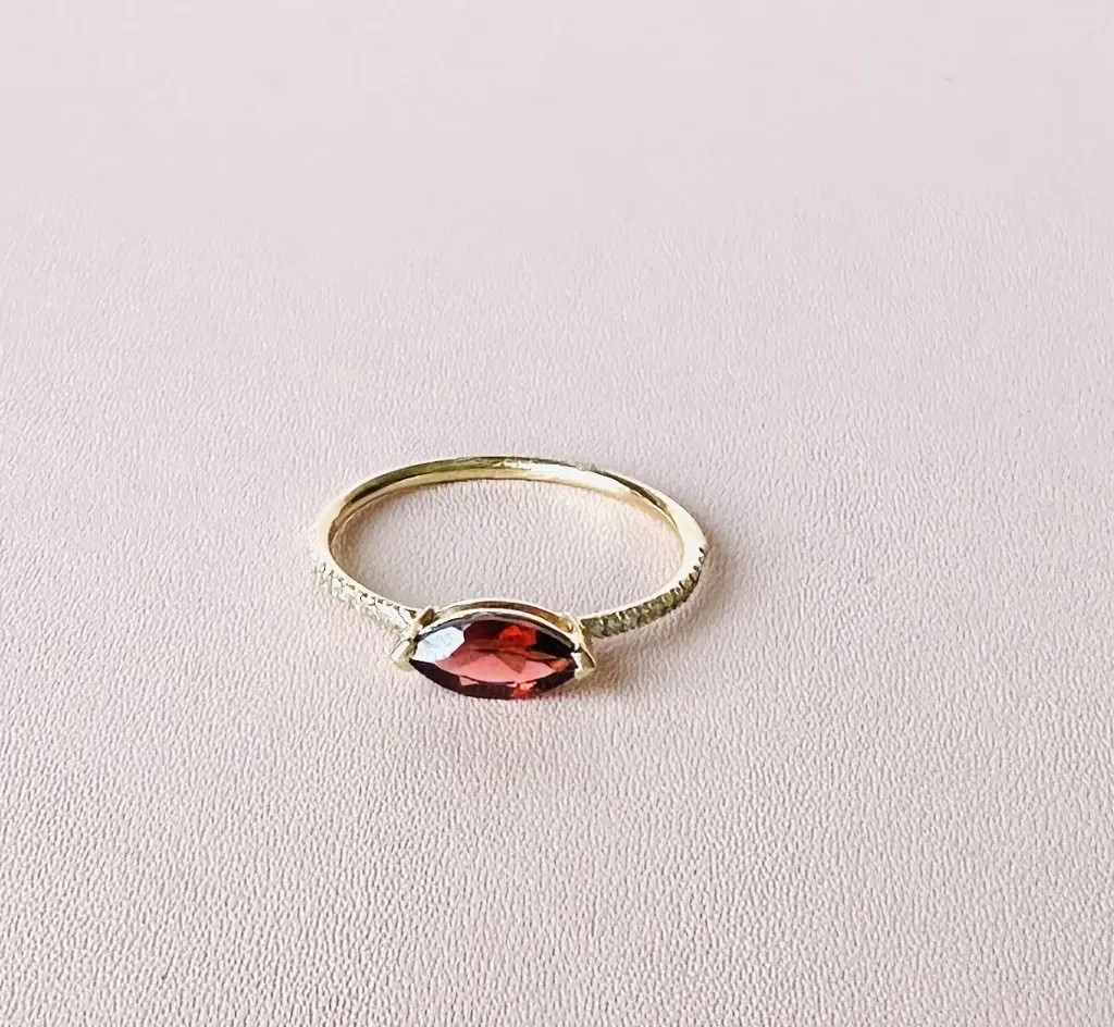 [4402] Anillo Garnet Oval Diamond