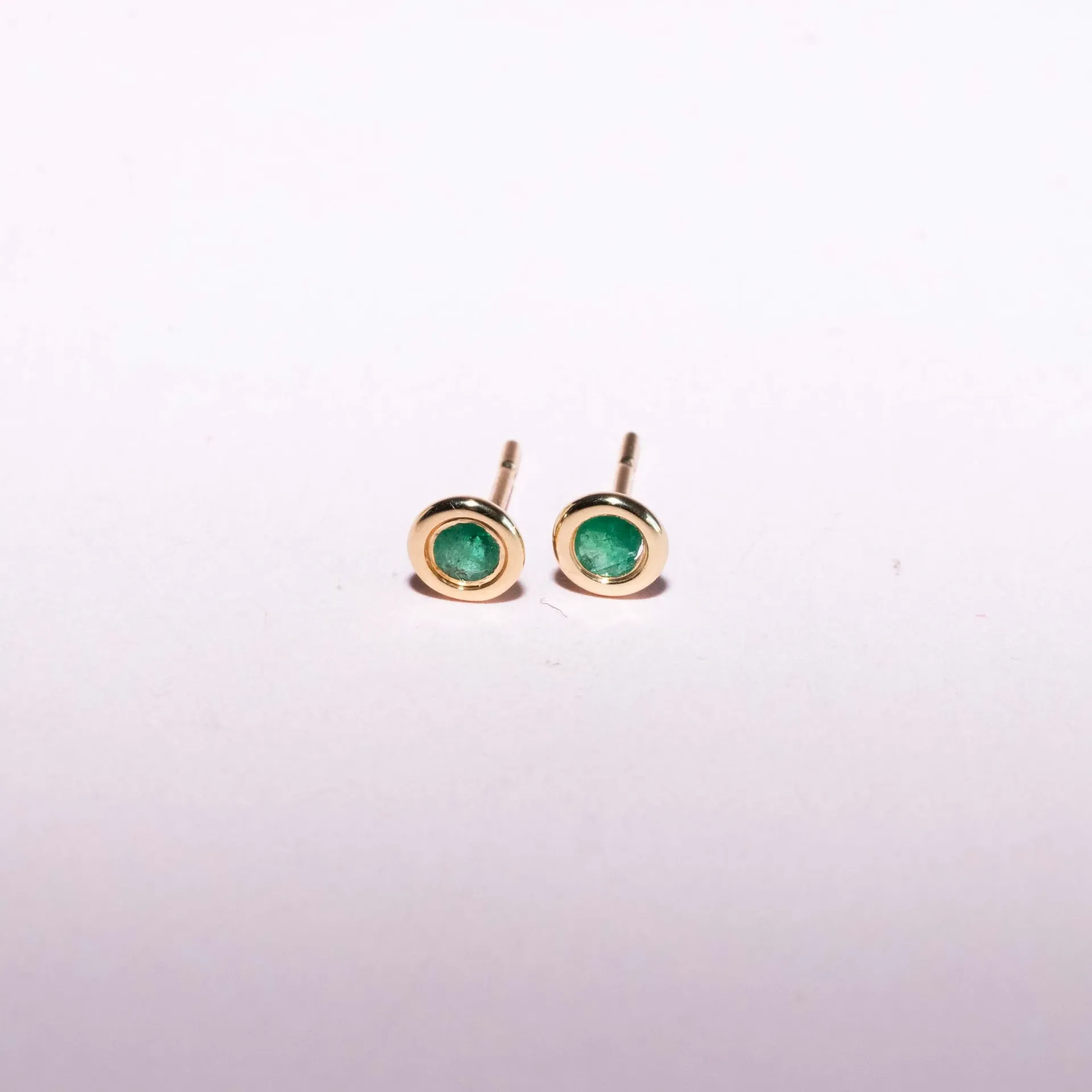 Aretes Emerald Bezel