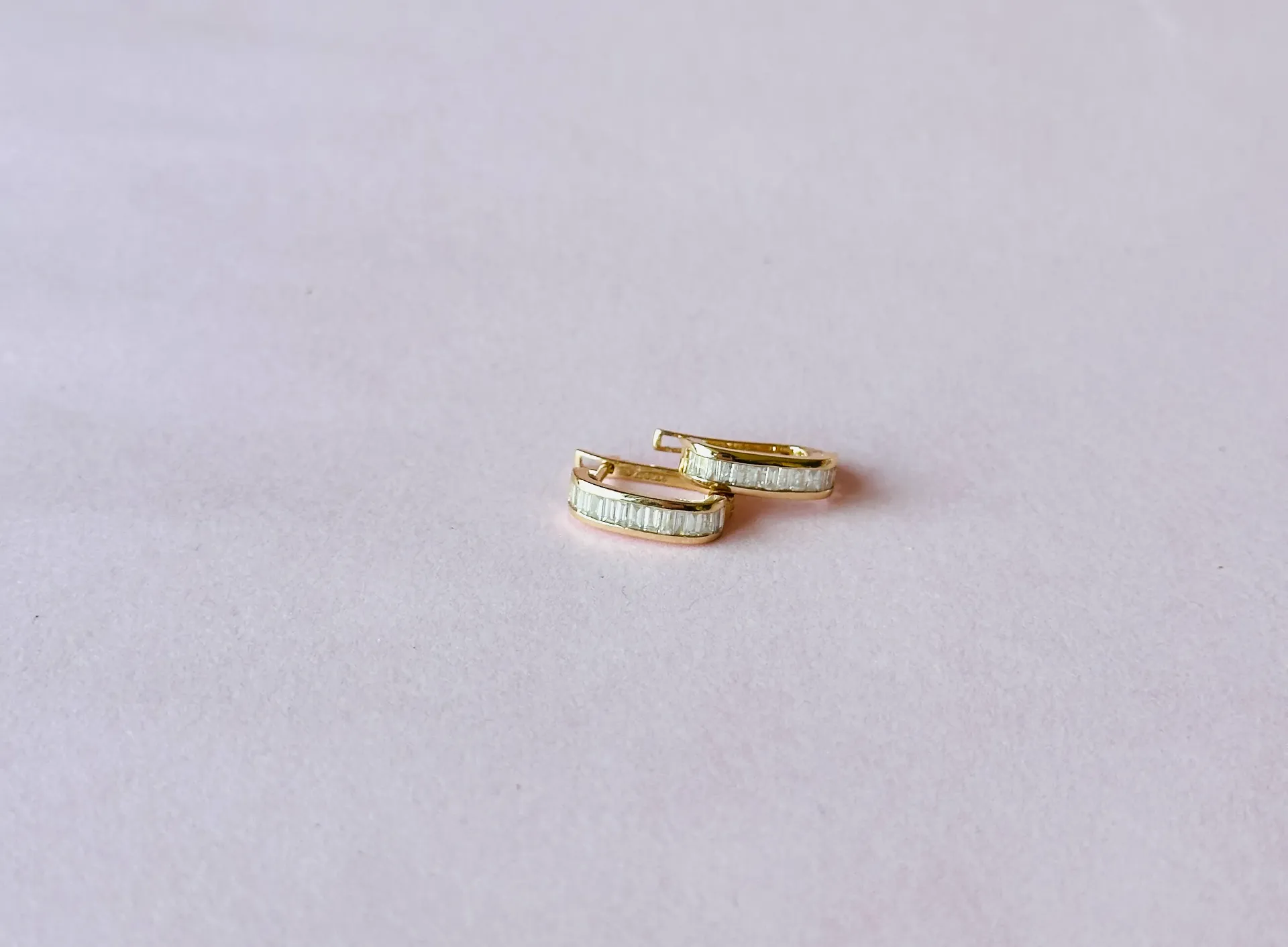 [5127] Yellow Gold Baguette Diamonds Huggies