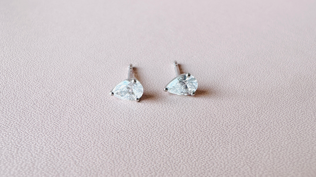 [5144] Gold Three Prong Pear Diamond Earring