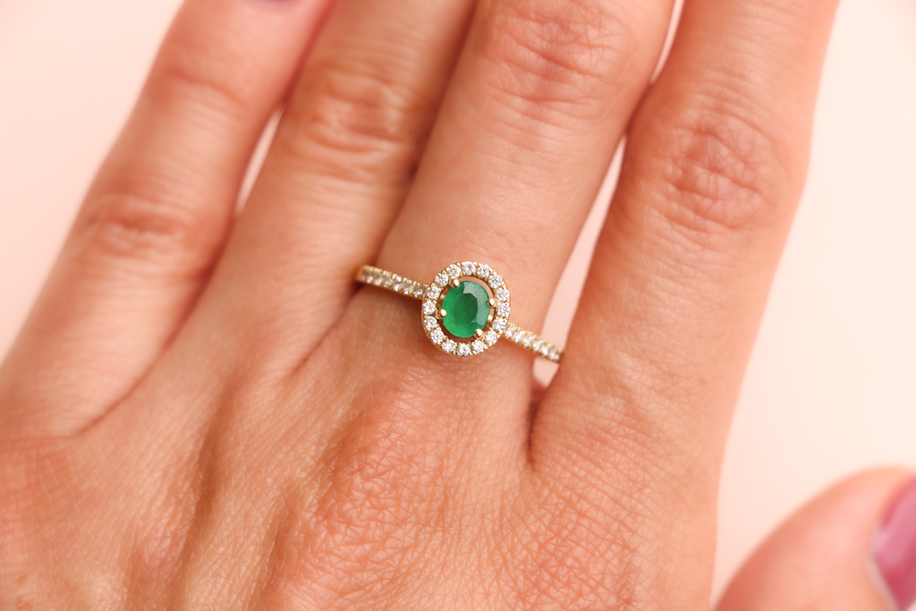 [1090] Oval Emerald And Diamonds